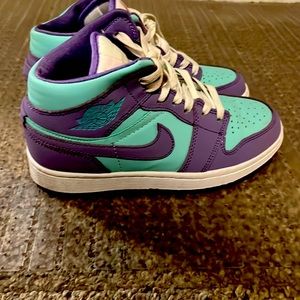 Air Jordan 1 Mid 'Purple Pulse'